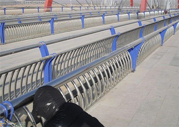 阳江不锈钢复合管护栏一种安全而耐用的防护解决方案