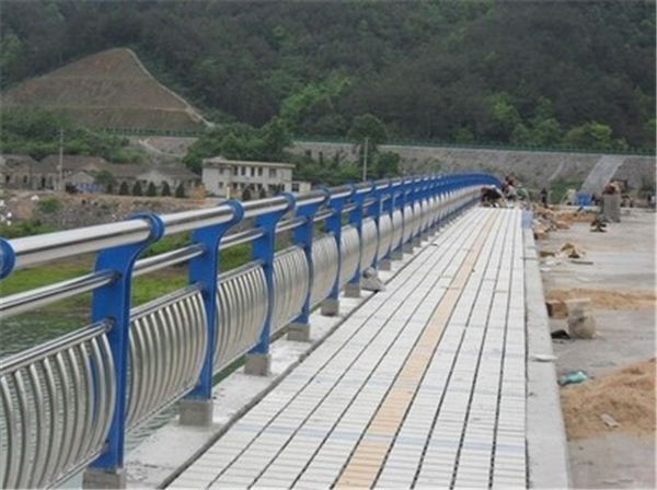 阳江不锈钢桥梁护栏的特性及其在现代建筑中的应用